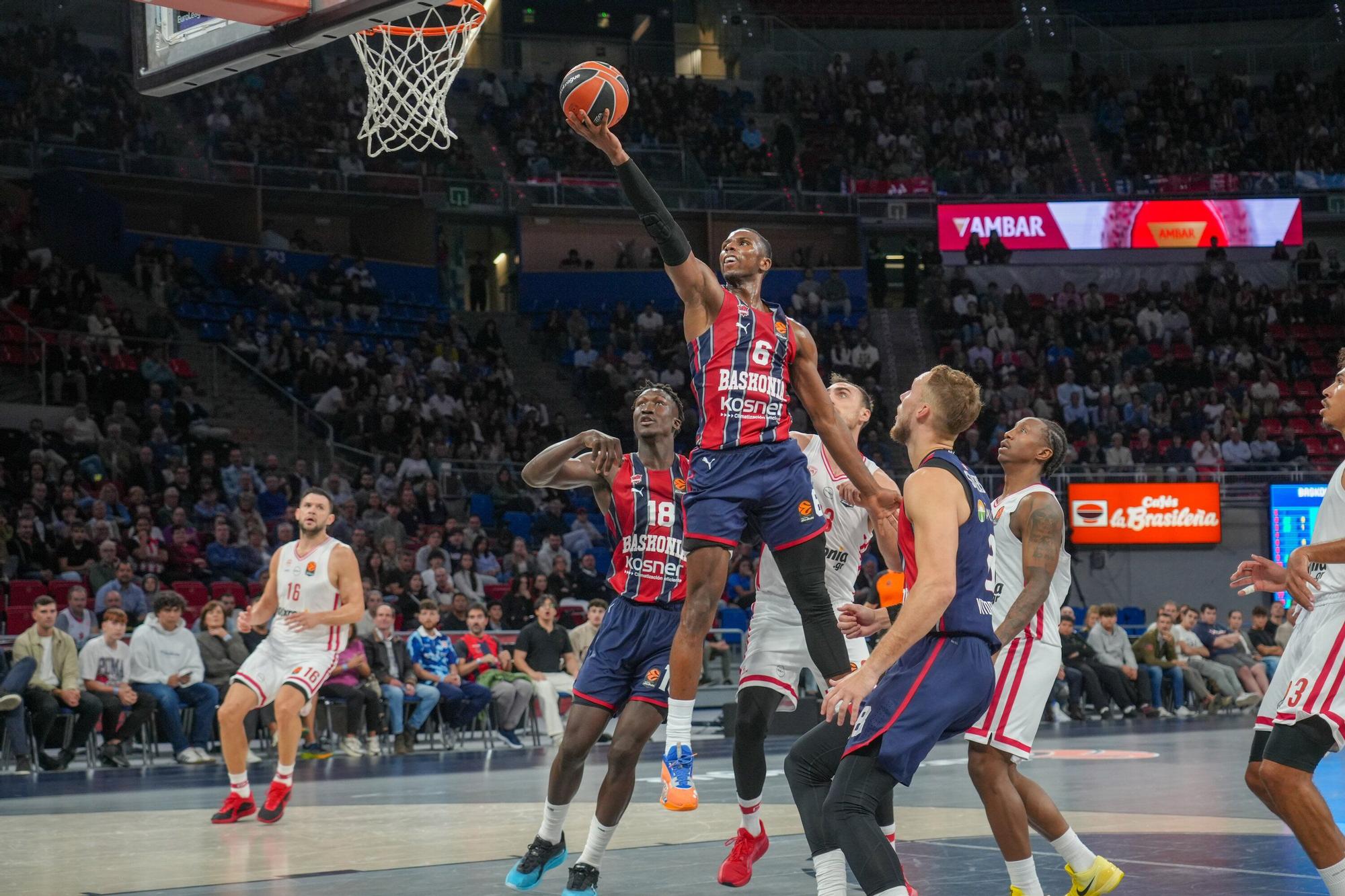 Todas las imágenes del Baskonia - Olympiacos en el Buesa Arena