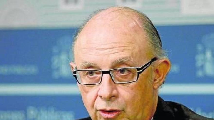 Jordi Pujol abandona ayer su domicilio en Barcelona.