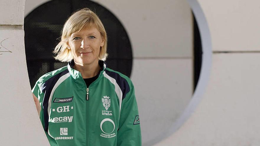 La entrenadora ucraniana Elena Zalyubovska, ataviada con la zamarra del GH Ecay Leadernet, posa para esta entrevista en los porches de Yamaguchi.
