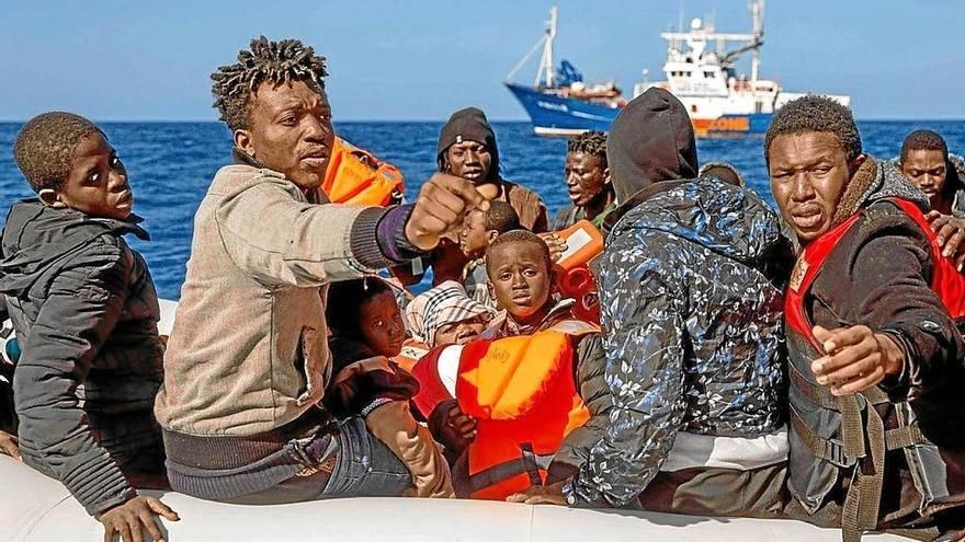 Una patera con 90 migrantes en el Mediterráneo esperando a ser rescatados por el Aita Mari. Foto: Pablo García