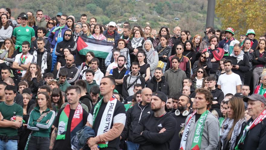 Miles de personas rinden homenaje a los deportistas palestinos