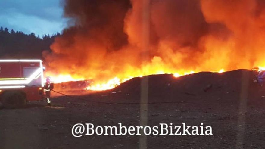 Los bomberos abandonan el vertedero de Zalla tras extinguir las llamas del incendio
