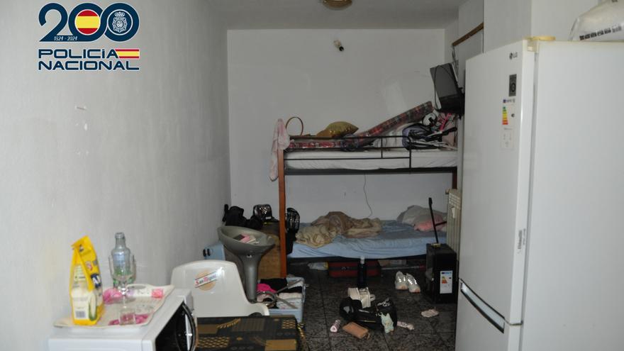 Liberan a cinco mujeres obligadas a prostituirse todo el día en un piso lleno de cucarachas en Amara