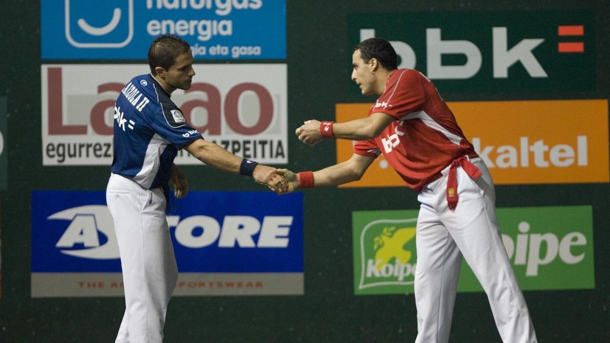 Aimar Olaizola y Juan Martínez de Irujo se saludan antes de un partido en el Ogueta de Vitoria.