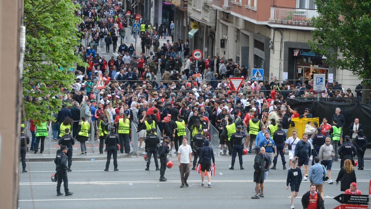 Acceso de los aficionados acceden a San Mamés para la final de la Europa League
