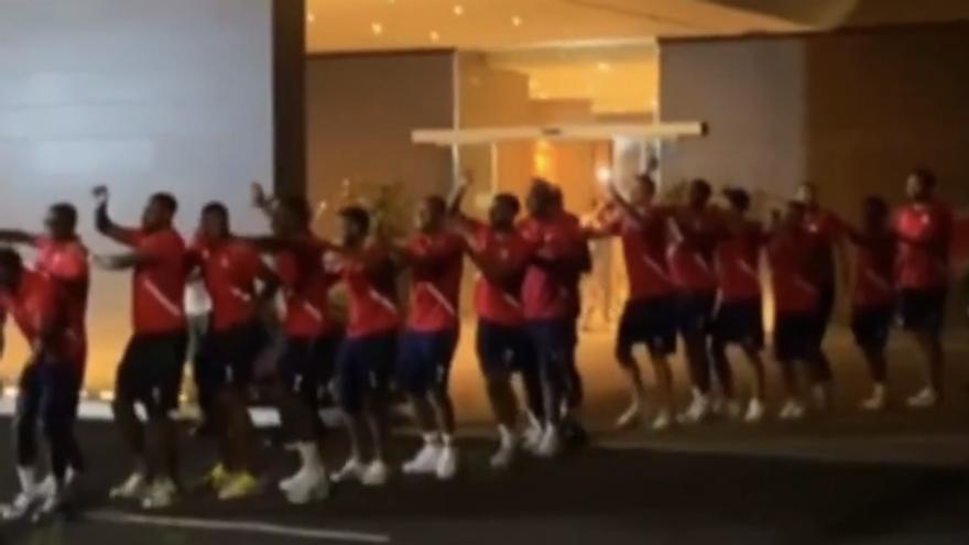 La Surinam de Sheraldo Becker responde con ritmo a la afición panameña