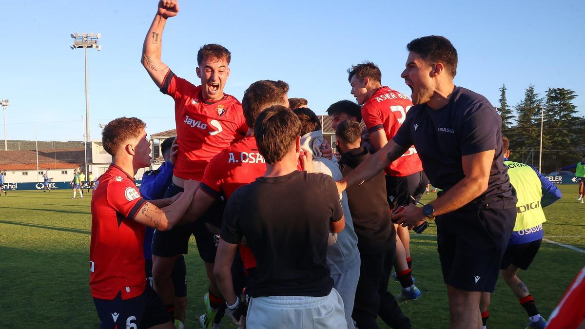 Los rojillos celebrando la permanencia in extremis en la pasada temporada.