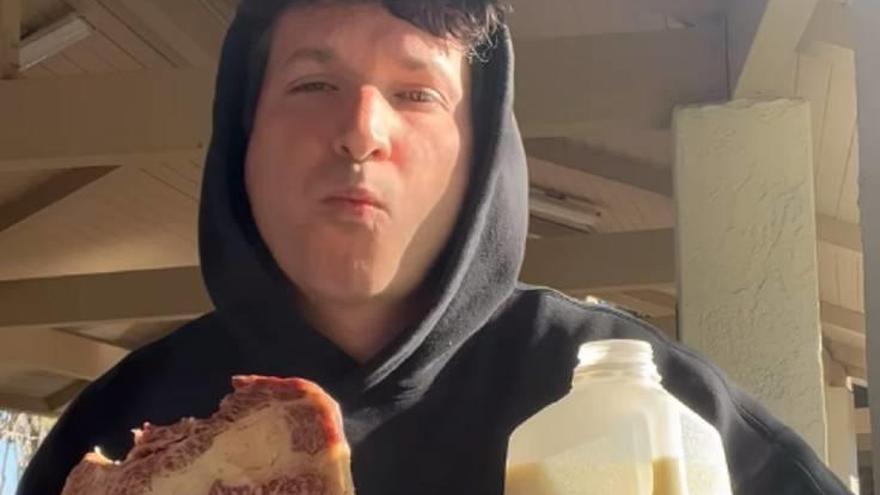Pasa 78 días comiendo carne cruda para ver si puede sobrevivir como un hombre prehistórico
