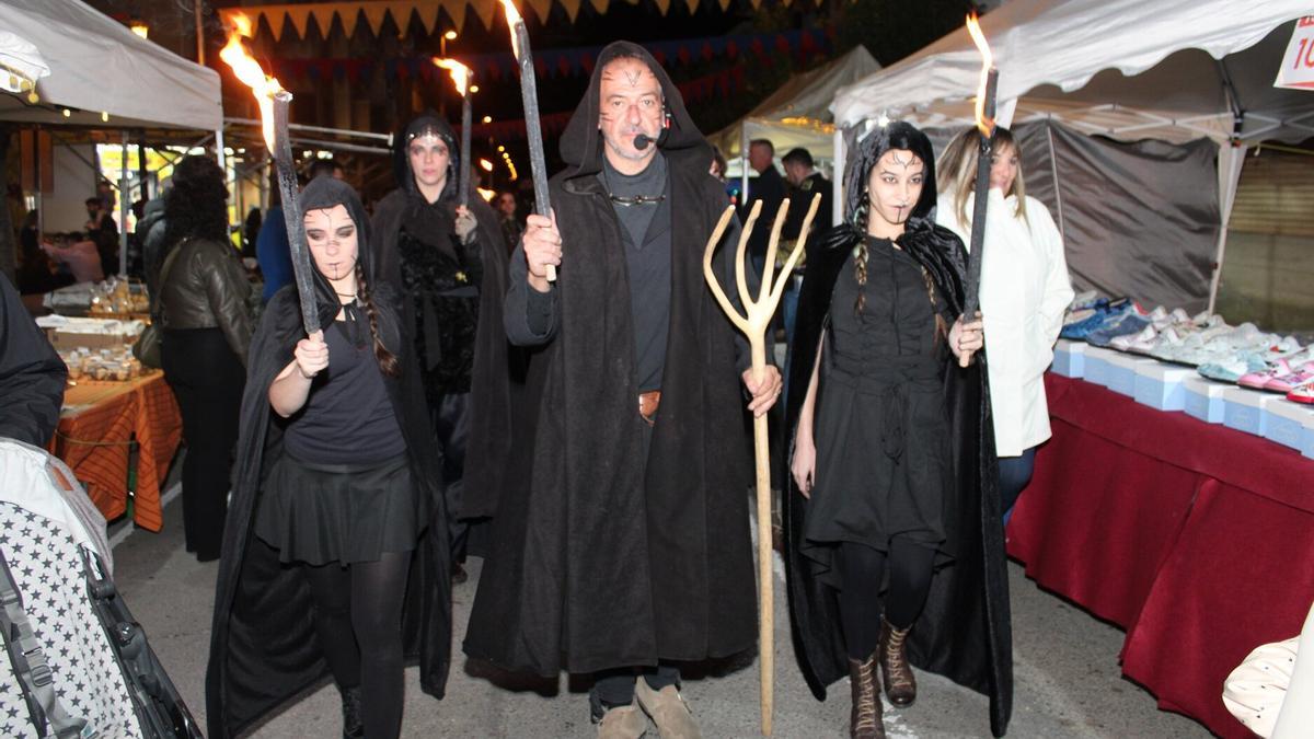 Un momento del desfile con antorchas.