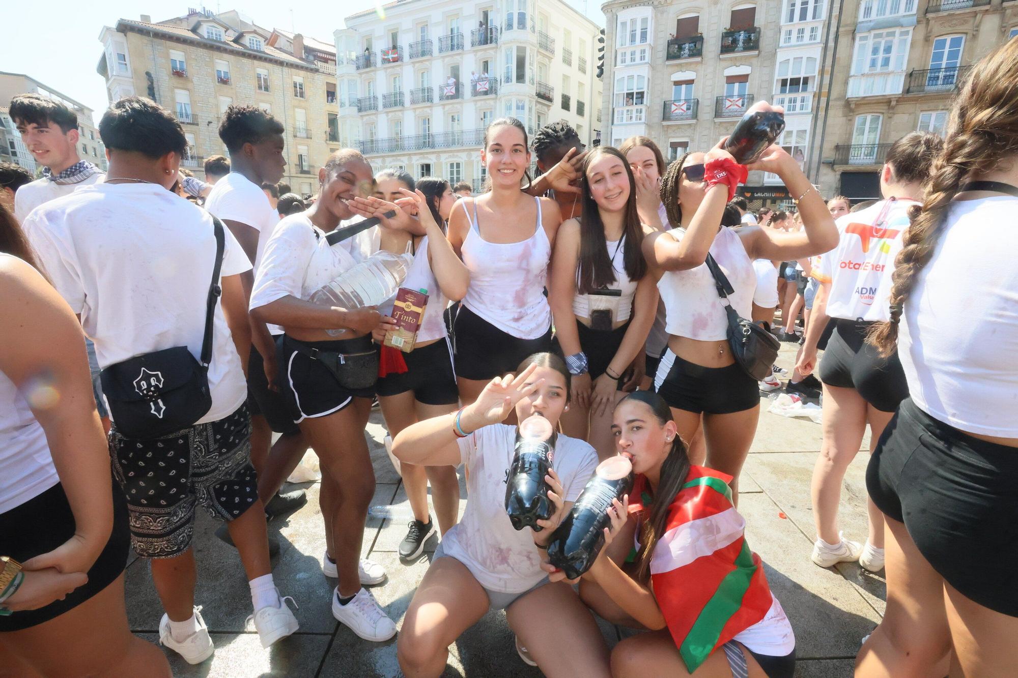 En imágenes: Vitoria sale a la calle a celebrar La Blanca tras el txupinazo
