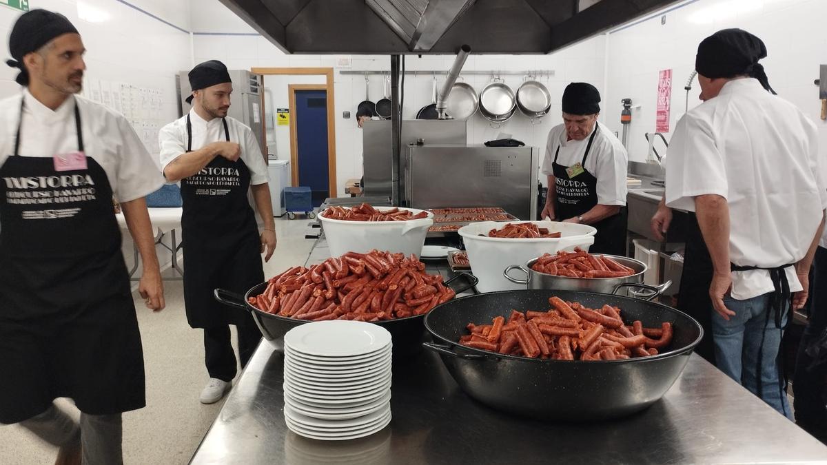 Las chistorras, preparadas para su elaboración.