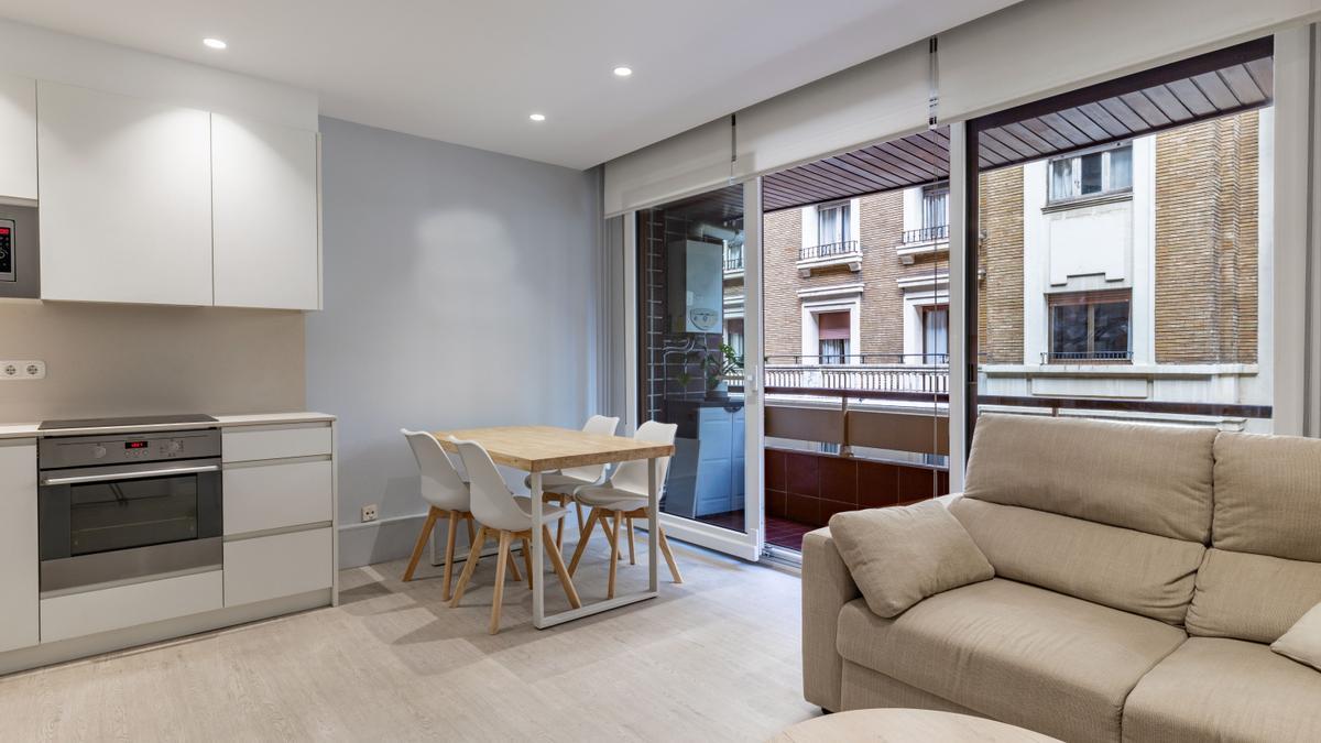 Dispone de cocina abierta, equipada con electrodomésticos nuevos y espacio optimizado al salón comedor que se encuentra bien distribuido y con acceso a la terraza.