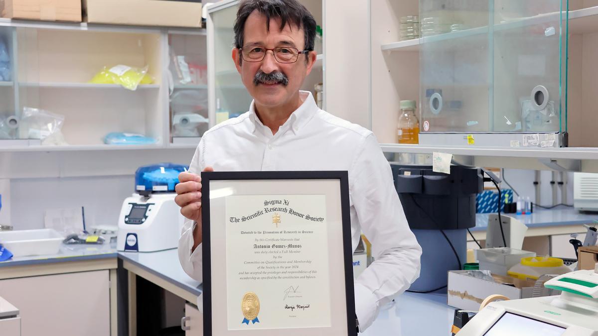 Antonio Gómez Muñoz izendapenarekin Zientzia eta Teknologia Fakultateko laborategian.