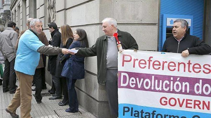 Un trabajador de Novagalicia saluda a clientes afectados por las preferentes