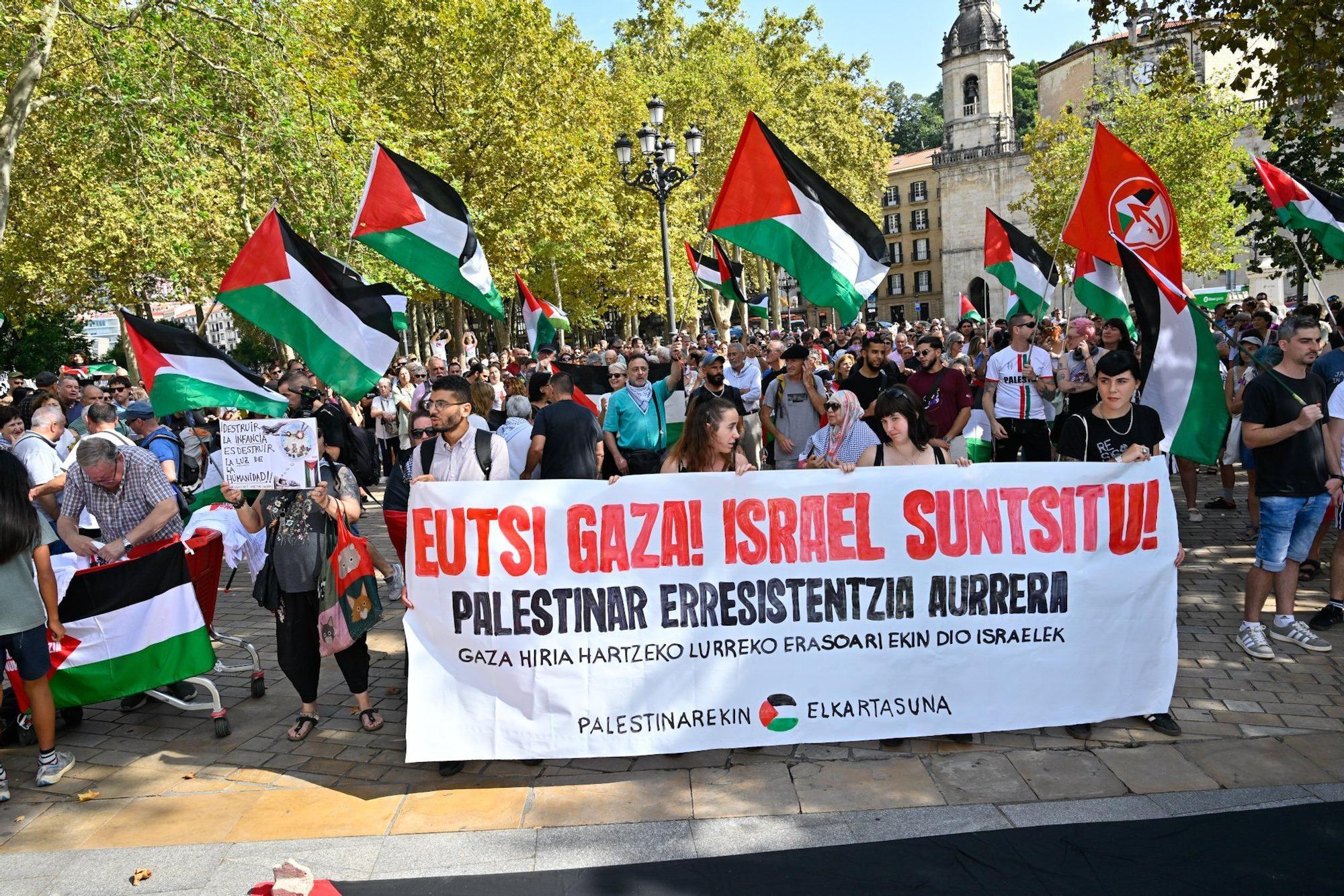 En imágenes: Más de 300 personas se concentran en El Arenal para denunciar el ataque terrestre sobre la ciudad de Gaza