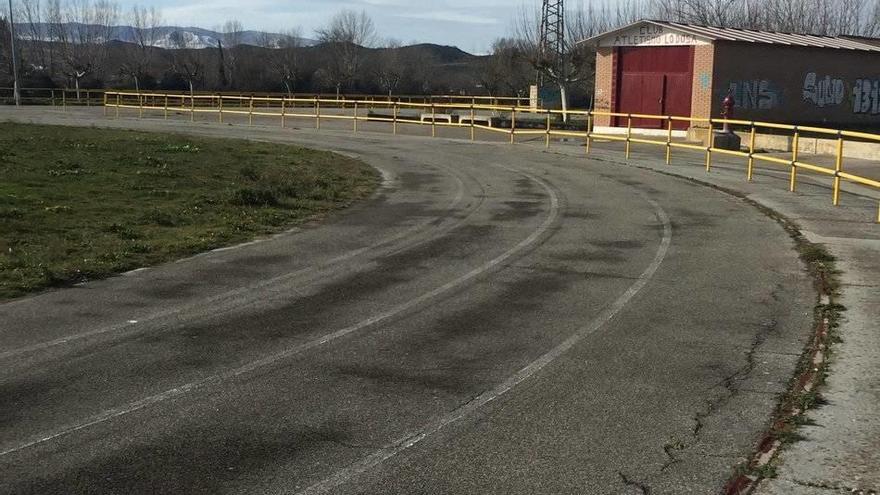 Estado actual de las pistas de atletismo de Lodosa.