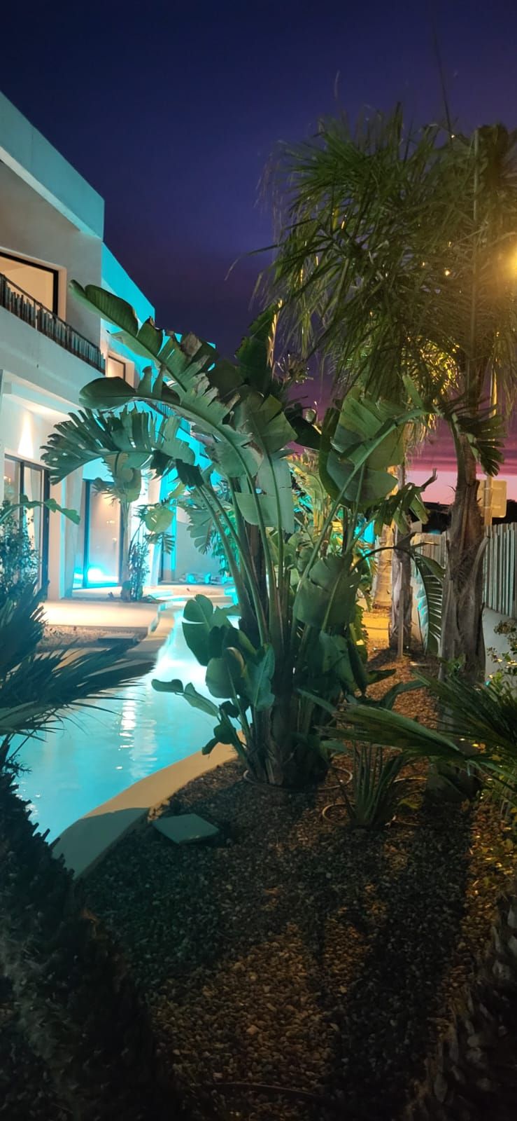 Lo rompedora piscina Mediterranean Sea, diseñada por una constructora donostiarra, para un hotel en Menorca