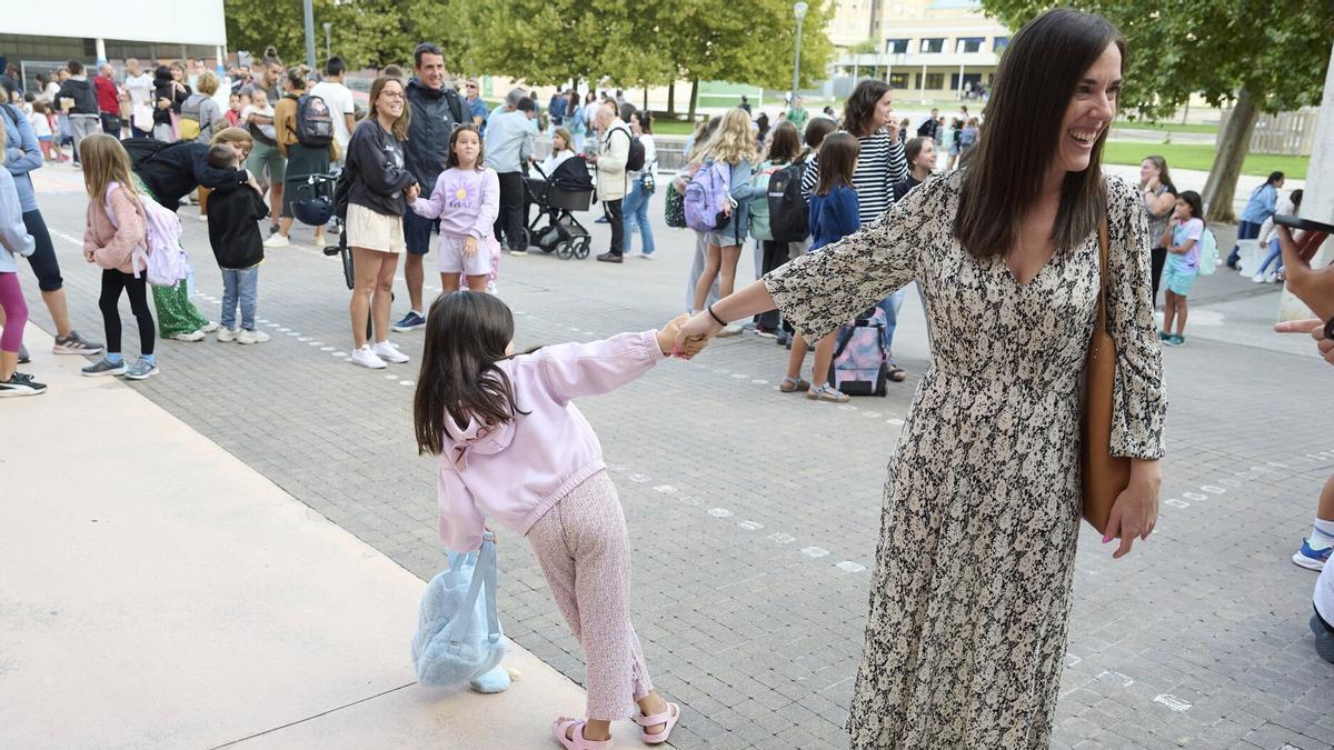 Hodei Díaz de Cerio Eslava tira de su hija Mirari en el primer día de clase en el CP Erreniega.