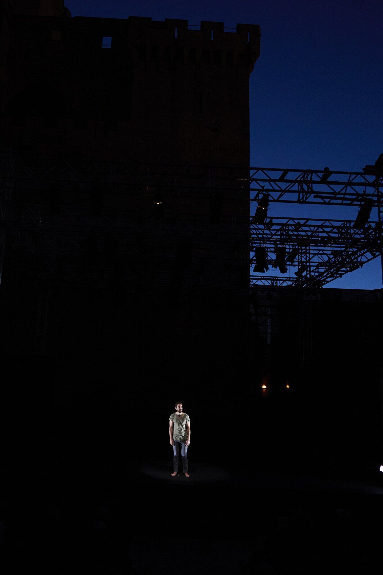Imágenes de la obra 'En mitad de tanto fuego' en el Festival de Teatro de Olite
