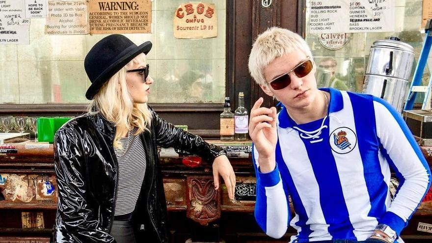 El futuro del rock viste txuriurdin: The Molotovs posa con la camiseta de la Real