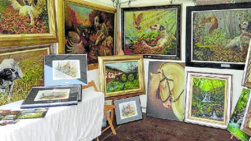 Algunos de los cuadros expuestos por la artista Icíar Mikelperizena .