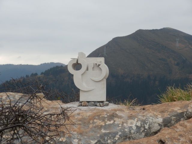 Monolito que duró un suspiro.