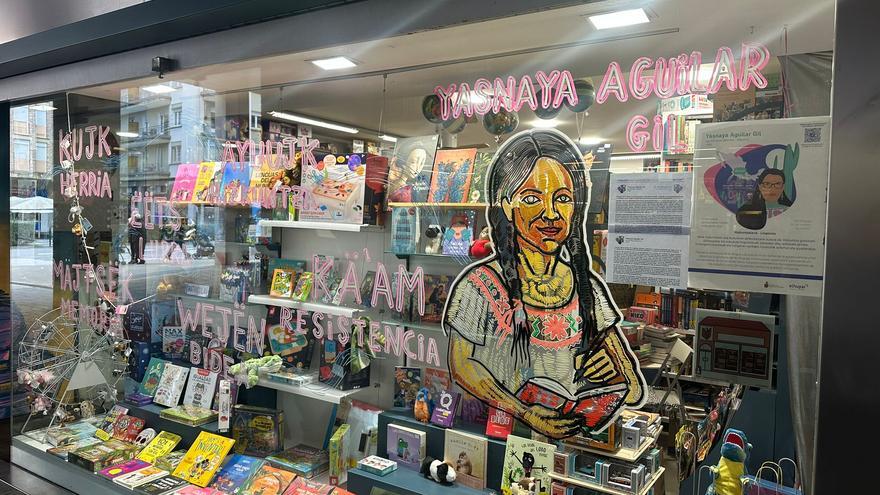 Los escaparates de Burlada se suman al homenaje a mujeres científicas