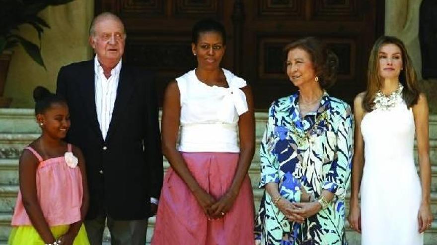 Las Obama vuelven a Washington con la maleta llena