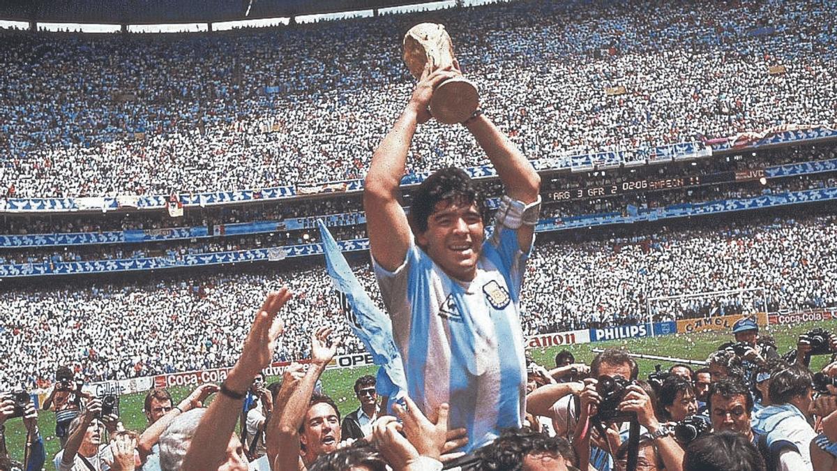 Diego Armando Maradona levanta el trofeo de la Copa del Mundo de 1986 en el estadio Azteca.