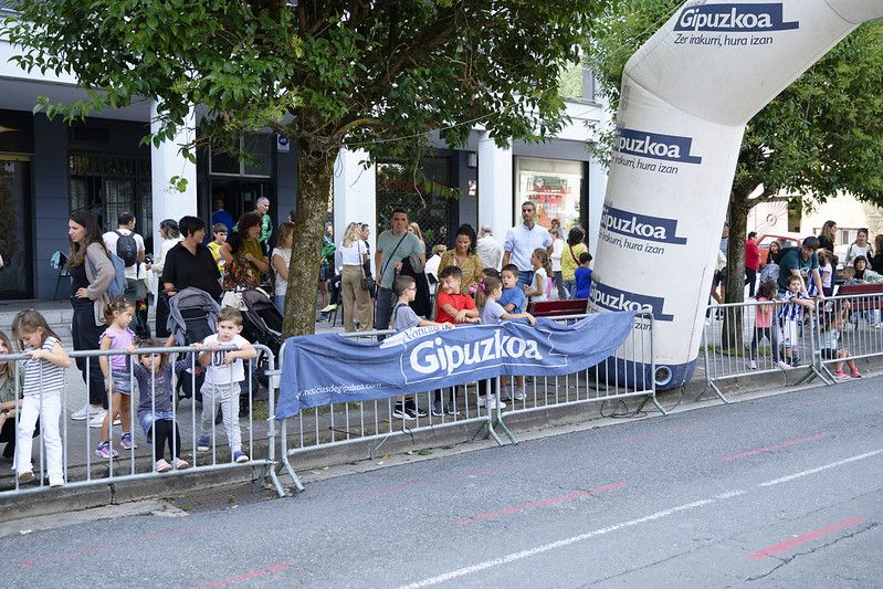 Castellers, gigantes y carrera popular en las Agorreko Santikutzak de Legazpi
