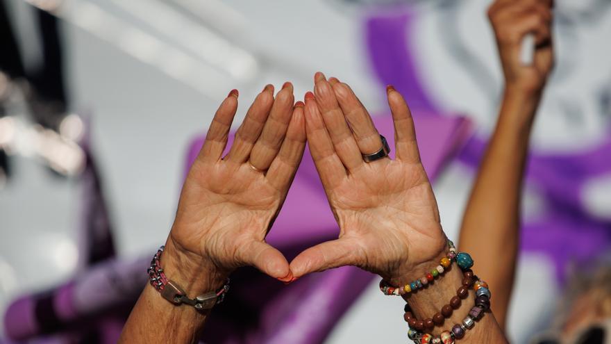 Miles se manifiestan en Francia para pedir una ley integral contra la violencia sexual