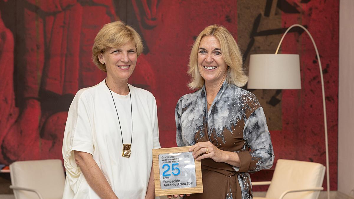 La rectora de la Universidad de Navarra, María Iraburu, con la presidenta de la Fundación, Maite Aranzábal.