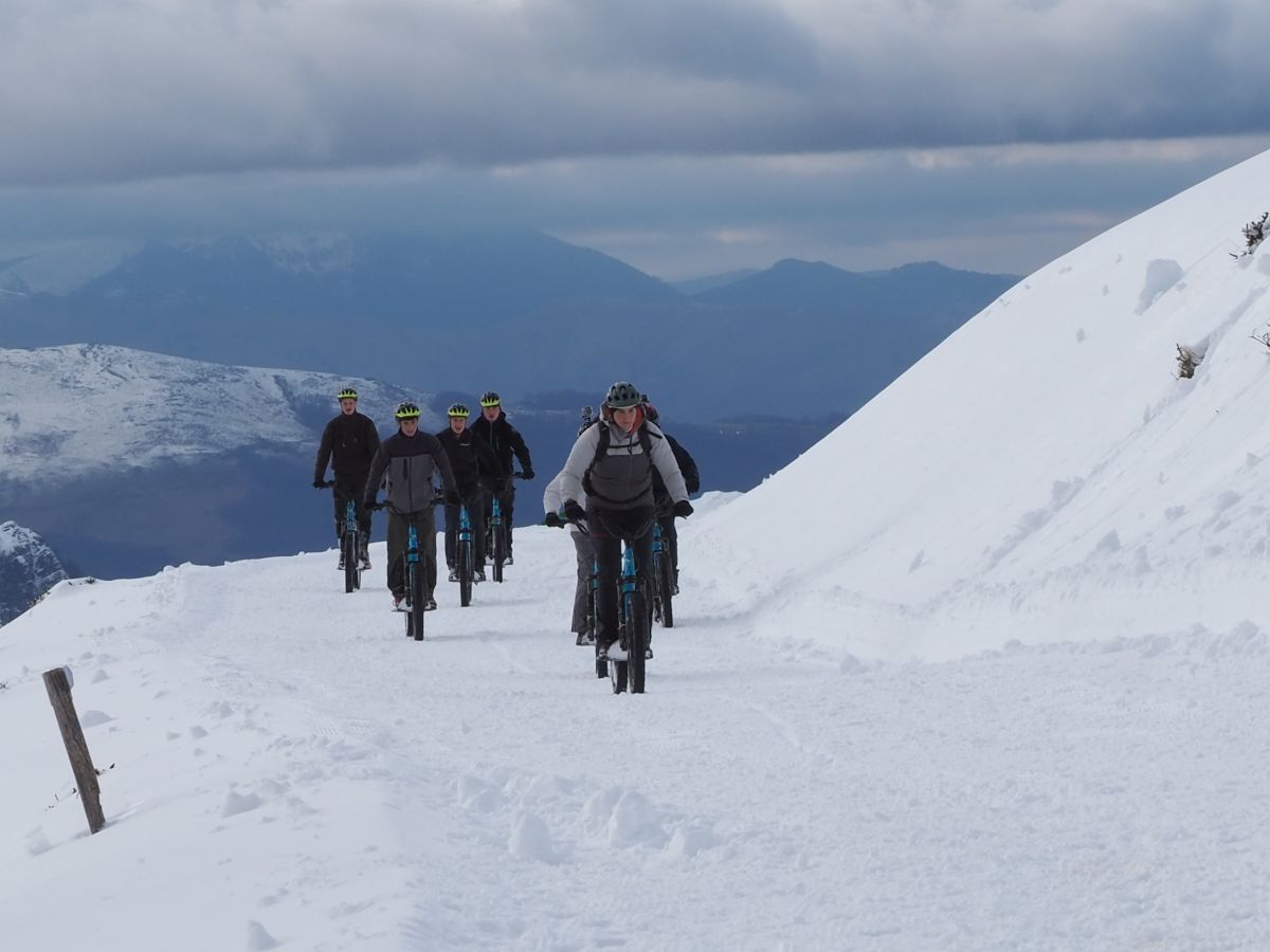 Bicis sobre nieve, una actividad novedosa esta temporada.