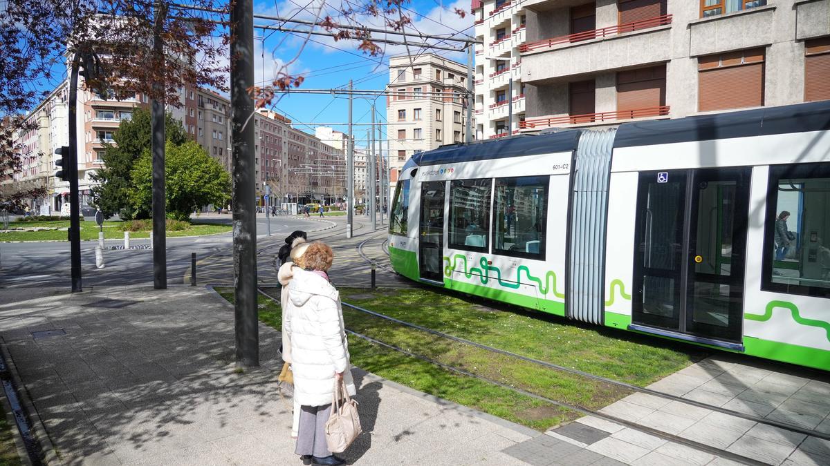 Peatones en el entorno de la plaza Lovaina, atravesada por el tranvía