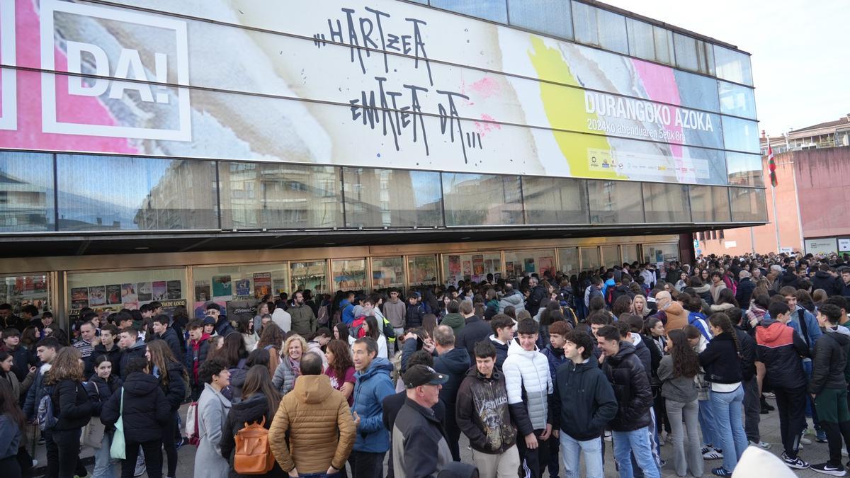 Gainera, 88 liburu-sorta berri banatuko dira parte hartzen duten liburu-denden artean, urte amaierara arte eskuragarri egongo direnak. Horri esker, Azokak izaera ibiltaria hartuko du eta hainbat herri eta hiritara iritsiko da, liburu-dendek urte osoan zehar egiten duten lana aitortuz.