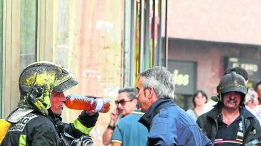 Los cascos de los bomberos se vieron afectados por el calor.