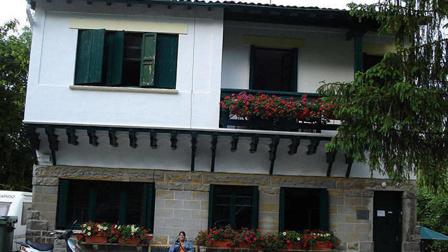 Fachada del chalet de Iraizoz, albergue de peregrinos.