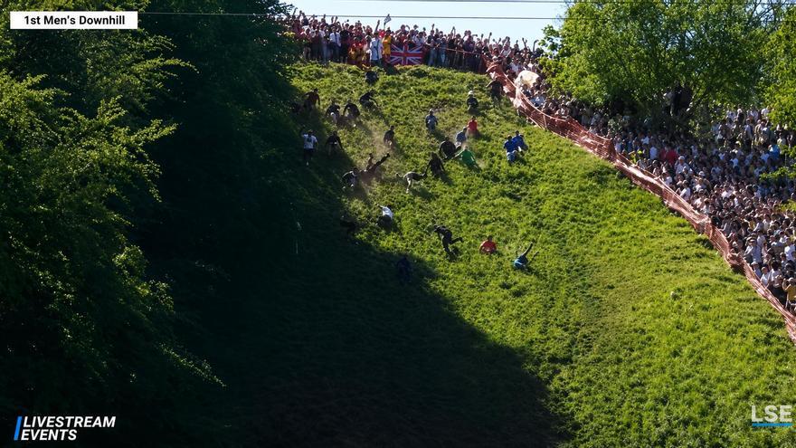 Locura total en la carrera del queso rodante de Inglaterra: un participante gana por tercer año consecutivo