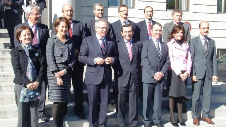 En la fila de arriba, de izquierda a derecha: Pedro Miguel Etxenike, físico, Doctor Honoris Causa por la UPNA; Fernando de la Puente, director de I+D de la UN; Alfonso Carlosena, vicerrector de la UPNA; Salvador Estébanez, delegado de Navarra en Madrid; A