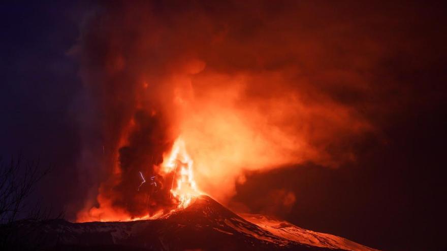 Erupción en el volcán Etna, en Sicilia.