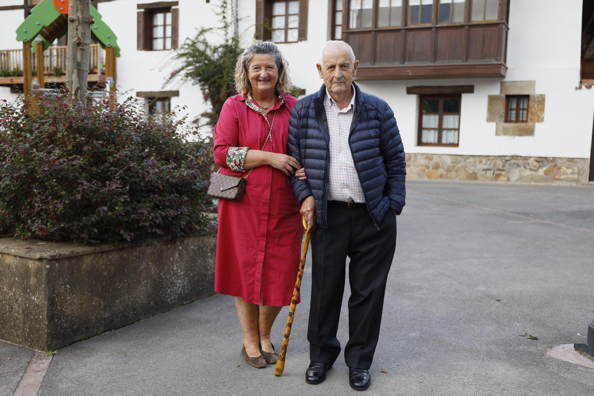 Yolanda Basaras y Pedro Basaras acudieron a Arrieta por el homenaje al poeta Lauaxeta por el 120 aniversario de su nacimiento.