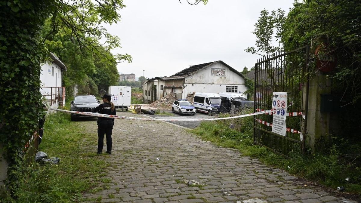 Cordón policial en el lugar donde ha aparecido muerto por un disparo un hombre en Irun