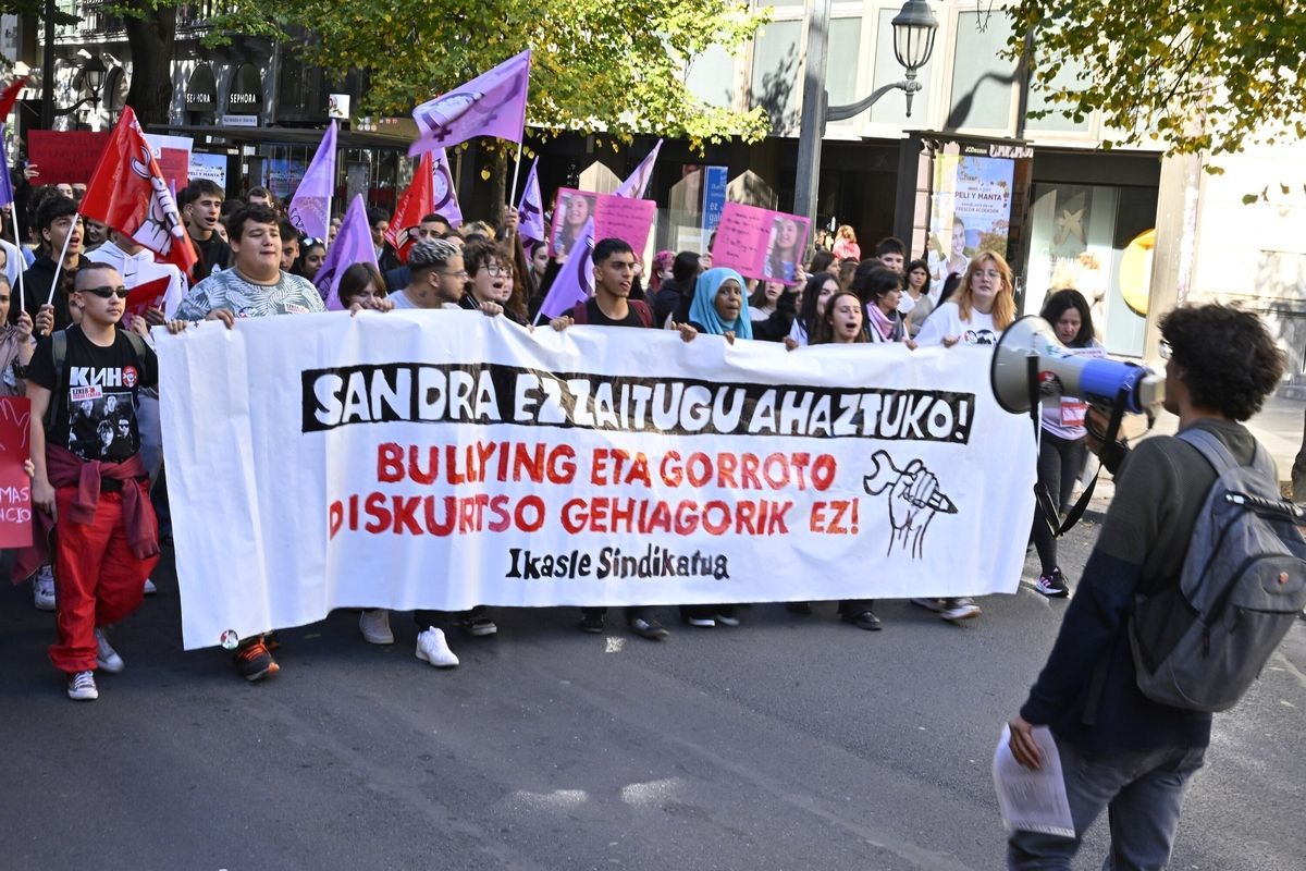 Estudiantes salen a la calle en Bilbao contra el 'bullying'