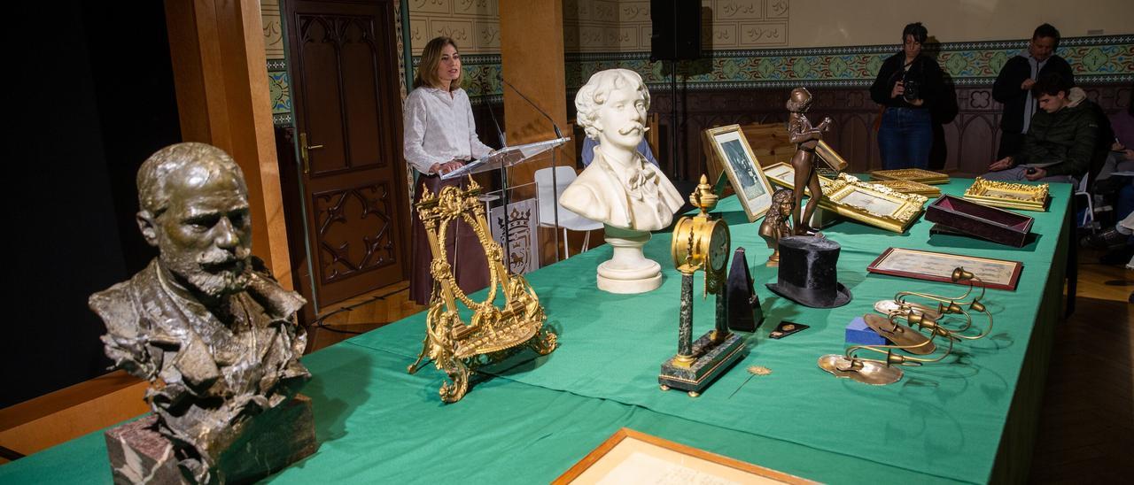 Fotos de los hallazgos en  baúles de Pablo Sarasate