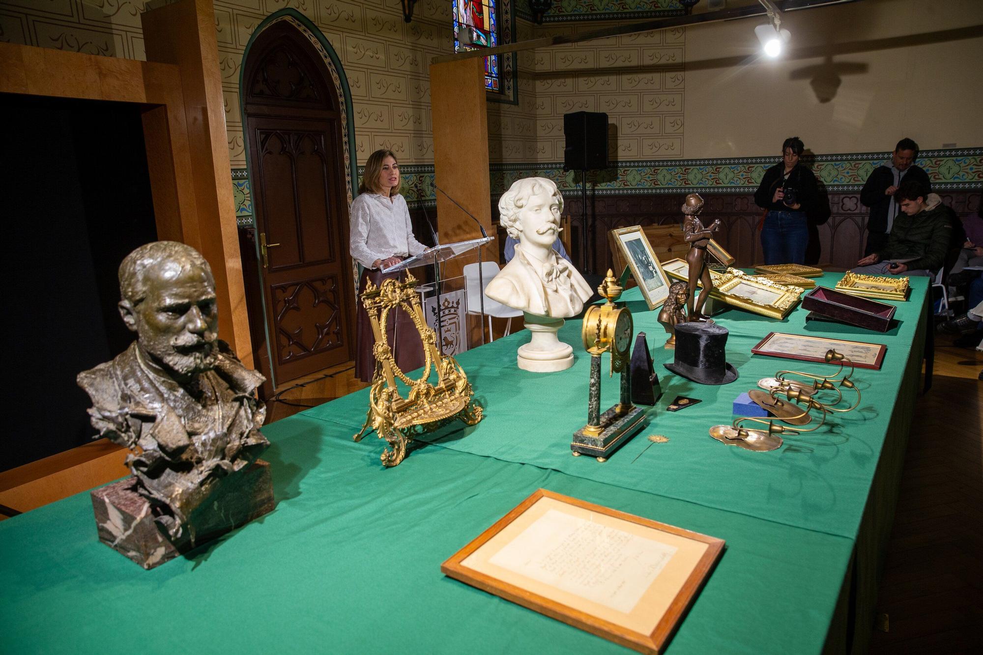 Fotos de los baúles del legado de Pablo Sarasate