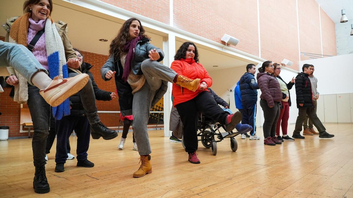 Visita al centro cívico de Lakua de alumnado del colegio Paula Montal.