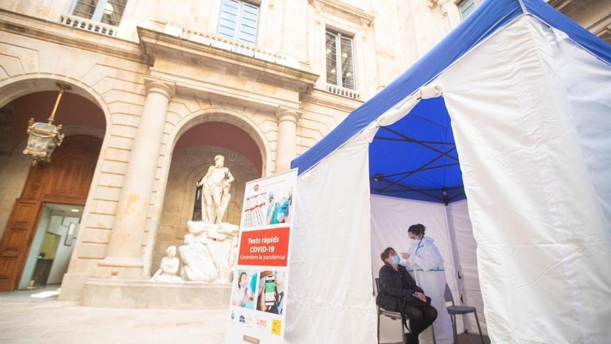 Carpa habilitada en Barcelona para realizar pruebas PCR