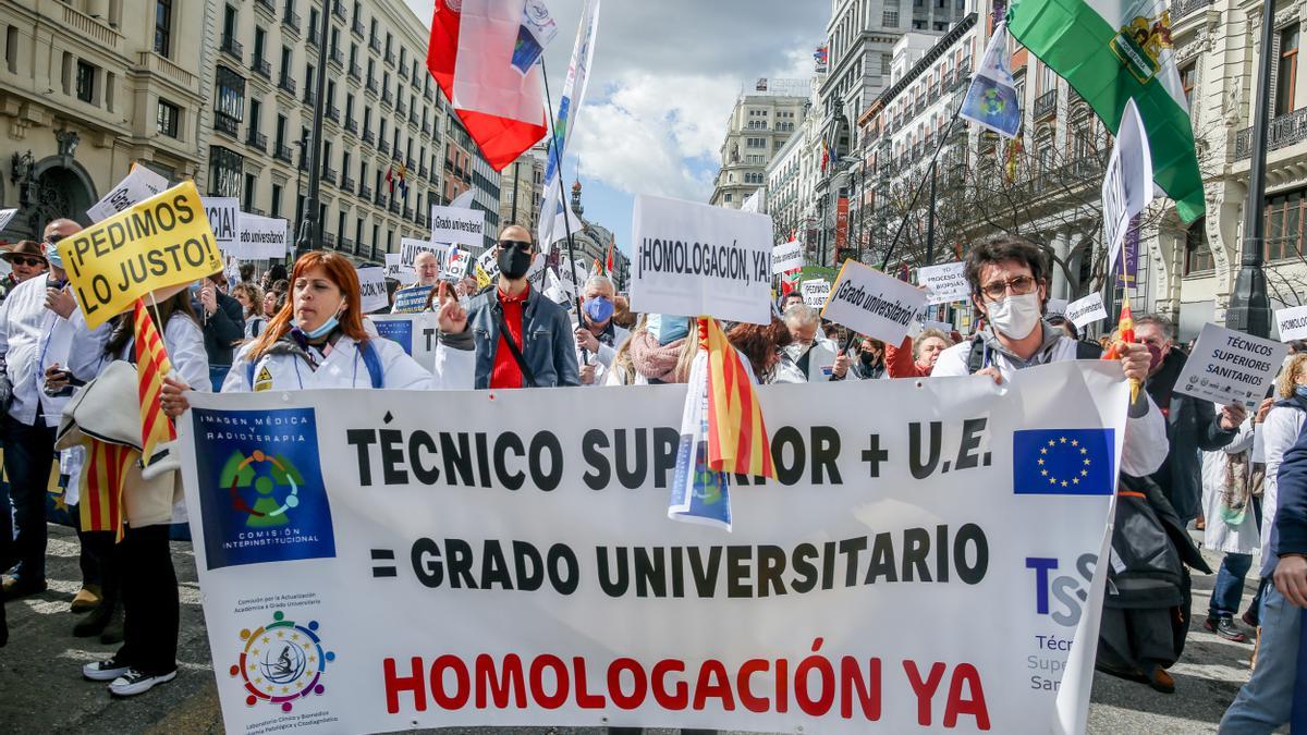 Imagen de archivo de varios manifestantes, con batas blancas y pancartas, en la marcha de Técnicos Superiores Sanitarios para reclamar el Grado Universitario, en 2022 Imagen de archivo de varios manifestantes, con batas blancas y pancartas, en la marcha de Técnicos Superiores Sanitarios para reclamar el Grado Universitario, en 2022