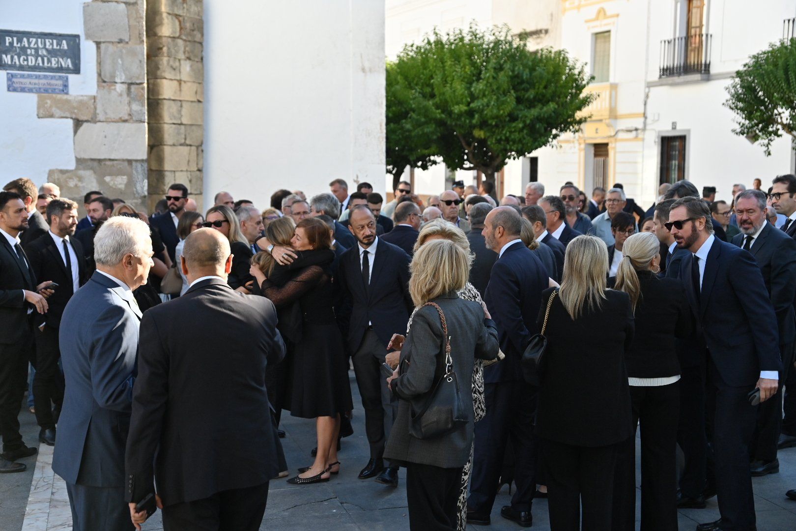 Multitudinaria despedida a Fernández Vara