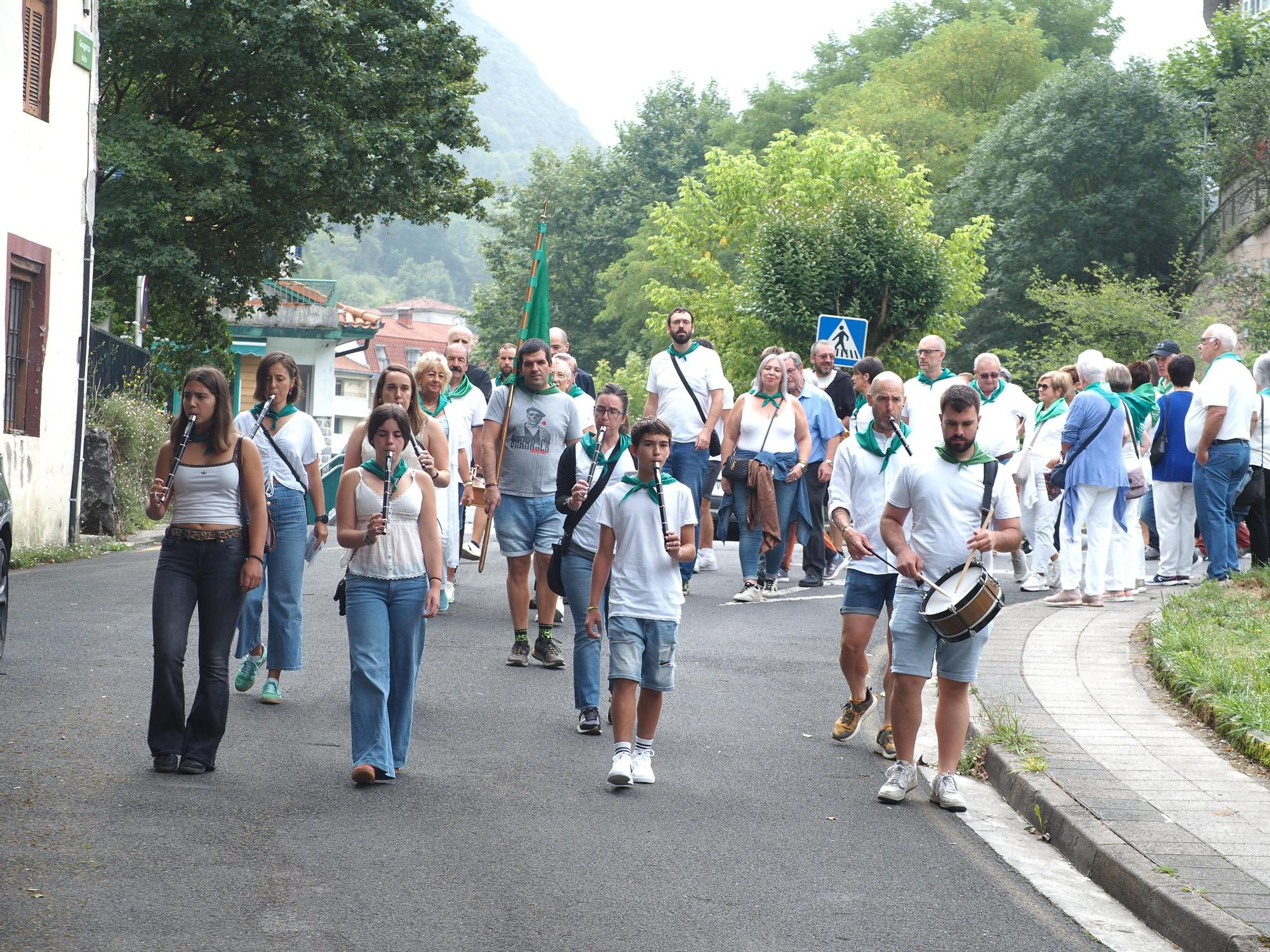 Fiesta en verde y blanco en la ermita de Santa Ana de Mendaro